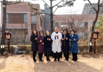 성모동산 십자가의 길 축복식-1- - 2025년 본당 행사사진 - 수원교구 원천동성당 성모동산 