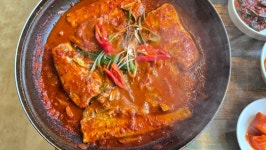 [의왕 왕송호수 맛집] 레일바이크 옆 ＜둥근상 시골집＞, 갈치조림, 반찬 한상 가득 집밥, 인심과 손맛 입 호사, 왕송호수 눈 호사 - 경기인천 맛집... 