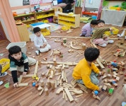 색종이 접기 및 자유놀이 - 6세 활동사진 - 아이베스트 유치원 색종이 접기 및 자유놀이