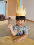 기쁨의 왕관(성품 교재활동) , 완성 된 투명 우산을 들고 사진을 찍었어요~^^ - 2020◇줄기반 만2세◇ - 국공립 광천 어린이집 기쁨의 왕관(성품... 