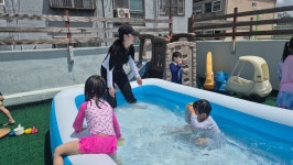 옥상물놀이 - 2025년 열매 통합 소식 - 열매 몬테소리어린이집 옥상물놀이