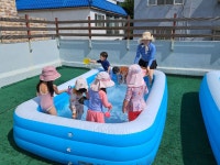 옥상물놀이 - 2025년 열매 통합 소식 - 열매 몬테소리어린이집 옥상물놀이