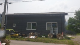 ▶ 동내면 사암1리 마을회관부근 창고 겸 사무실 매매(2019년 건물)... 동내면 사암1리 마을회관부근 창고 겸 사무실 매매(2019년 건물)