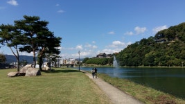 1965년(고3), 밀양 #영남루 앞 밀양강(남천강) 강변에서 촬영한 봄소풍 기념 영상 - 추억의 앨범 - 부산상고 53회 1965년(고3), 밀양 #영남루 앞... 