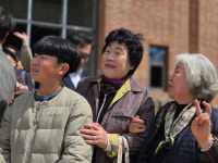 2026년 4월 5일 상량식 후 단체사진 - 자인성당 소식 - 자인성당 2026년 4월 5일 상량식 후 단체사진