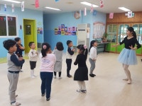 키즈요가를 통해 아이들 성장이 쑥쑥!! - 특별활동-키즈요가 - 청주 아가페어린이집 키즈요가를 통해 아이들 성장이 쑥쑥!!
