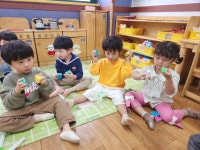 10월 4주 우주,햇님 퍼니큐 활동 모습입니다.🎸 - 어린이집 소식 - 똑똑어린이집 10월 4주 우주,햇님 퍼니큐 활동 모습입니다.🎸
