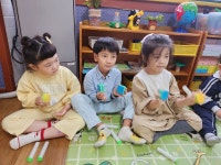 10월 4주 우주,햇님 퍼니큐 활동 모습입니다.🎸 - 어린이집 소식 - 똑똑어린이집 10월 4주 우주,햇님 퍼니큐 활동 모습입니다.🎸