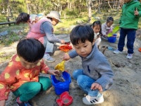 25.10.31한빛어린이집(만3세~5세) 유아 숲미술 - 2025 유아자연예술 - 미술관로 250 25.10.31한빛어린이집(만3세~5세) 유아 숲미술