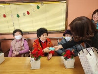 (원예교실) 화분 만들기 원예교실 인지활동 수업시간 - 생활관 이야기 - 해드림재활주간보호센터 (원예교실) 화분 만들기 원예교실 인지활동... 