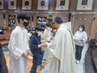 주일학교 초등부 학생복사단 근속상 시상 - 2022년 행사사진 - 천주교대구대교구 대명성당 주일학교 초등부 학생복사단 근속상 시상