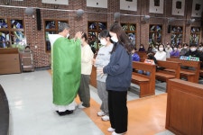 수능 수험생 안수기도 - 2022년 행사사진 - 천주교대구대교구 대명성당 수능 수험생 안수기도