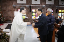 겨자씨 신구약 성경과정 수료자 수료증 전달 - 2025년 행사사진 - 천주교대구대교구 대명성당 겨자씨 신구약 성경과정 수료자 수료증 전달