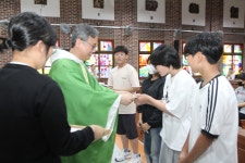 주일학교 7월 축일자 축하선물 전달 및 복사단 시상 - 2024년 행사사진 - 천주교대구대교구 대명성당 주일학교 7월 축일자 축하선물 전달 및... 