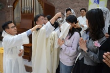 주님 부활 대축일 세례성사1 - 본당 이미지 - 천주교 제주교구 광양성당 주님 부활 대축일 세례성사1