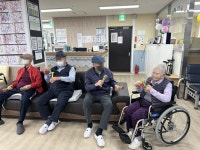2024년 5월 1일 트니시니어 신체활동, 음악치료 - 사진첩 - 가족처럼주야간보호센터 2024년 5월 1일 트니시니어 신체활동, 음악치료
