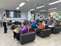 2024년 5월 1일 트니시니어 신체활동, 음악치료 - 사진첩 - 가족처럼주야간보호센터 2024년 5월 1일 트니시니어 신체활동, 음악치료