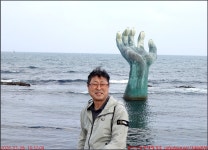 260328_8)포항 호미곶 등대박물관 상생의 손 유채꽃밭_(주)... 260328_8)포항 호미곶 등대박물관 상생의 손 유채꽃밭_(주)율원엔지니어링
