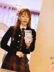 실제로 입던 고등학교 때 교복 다시 입어본 태연 - 신문보는 밀리 - 밀리토리네 실제로 입던 고등학교 때 교복 다시 입어본 태연