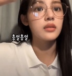 안경 쓴 자신의 얼굴을 보고 식겁한 민지.gif - ★ ··· 하프타임 - 樂soccer 안경 쓴 자신의 얼굴을 보고 식겁한 민지.gif