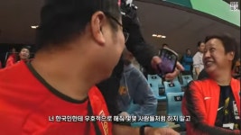 결국 중국경찰에게 한소리 듣는 캡틴따거.jpg - ★ ··· 하프타임 - 樂soccer 결국 중국경찰에게 한소리 듣는 캡틴따거.jpg