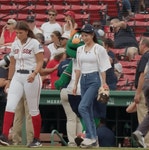 오늘자 배우 하지원 MLB 시구.gif -  ··· 하프타임 - 樂soccer 오늘자 배우 하지원 MLB 시구.gif