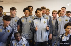 울브스 유스 선수들한테 대한민국 축구선수 톱3 알려주는 황희찬.jpg - ★ ··· 해외토크방 - 樂soccer 울브스 유스 선수들한테 대한민국... 