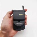 휴대폰 모토로라 스타텍.jpg - ★ ··· 하프타임 - 樂soccer 1996년... 1월 3일에 출시된 최초의 클램쉘 타입 휴대폰 모토로라 스타텍.jpg