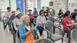 노래교실 수업 활동사진 - 포토캘러리 - 사단법인 경기도지체장애인협회 안성시지회 노래교실 수업 활동사진