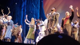 겨울왕국 뮤지컬 크리스토프 역에 흑인 배우 발탁 - 🚀 이슈늬우스 - 방석 위로 모여라 겨울왕국 뮤지컬 크리...