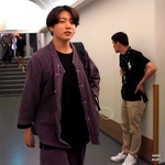 최근 방송에서 생활한복 입은 국내외 연예인들 - 🚀 이슈늬우스 - 방석 위로 모여라 최근 방송에서 생활한복 입은 국내외 연예인들