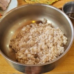 보리밥 보리죽 ㅡ참기름 듬뿍 넣고ㅡ 척척 비벼서... 수록 보리밥이 보약이다. - 청솔 경운아방 - 서울 산이조아 산행 보리밥 보리죽 ㅡ참기름 듬뿍... 