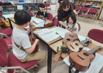 항상 신나고 즐거운 우쿨렐레 수업은 ~ing - 다산숲 이야기 - 다산숲지역아동센터 항상 신나고 즐거운 우쿨렐레 수업은 ~ing