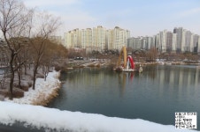 호수 오리 발자국 산수유 - 무료동영상... 2월의 시 글 아침에 좋은 글 중에서 설경 새 발자국 눈사람 사랑해 눈 글자 하트 호수 오리 발자국 산수유