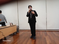 [칠곡 홈플러스 장인환 쌤 노래교실 현장 직관 응원]가수 옥샘씨가 멘트를 할 때와 노래를 부를 때 찍은 인증샷 사진1탄입니다 - 옥샘 사진 - 가수... 