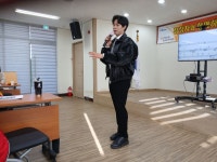 대신기업(주)삼국유사군위지점 | [군위농협 삼국유사지점 장정자쌤 노래교실 현장 직관 응원]가수 옥샘씨가 노래를 부를 때와 멘트를 할 때 찍은 인증샷 사진1탄입니다 - 옥샘 사진...