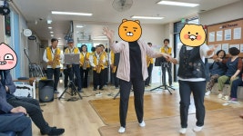 은빛색소폰 봉사단, 동북노인복지센터서 색소폰 연주 봉사 - 전북 남원시지회 - 대한노인회 노인자원봉사단 은빛색소폰 봉사단... 