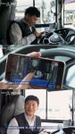 [다큐 3일] 촬영하는 제작진에게 먼저 말을 걸어온 버스기사님 - 신문제작부 - 알 수 없는 동아리ㅤ [다큐 3일] 촬영하는 제작진에게 먼저 말을... 