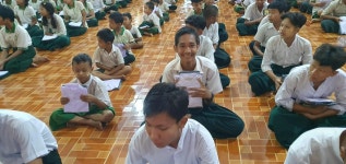 - 연방죽선원게시판 - 연방죽선원 따라와디의 아웅찬타 사원 학교 아이들에게 故) 사상호님께서 교복을 보시했습니다.