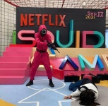 이태원역에 설치했던 오징어 게임 체험존...JPG - 웃긴자료 ‥‥‥‥‥、 - 도탁스 (DOTAX) 이태원역에 설치했던 오징어 게임 체험존...JPG