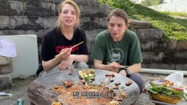 솥뚜껑 삼겹살 처음인 우크라이나 쌍둥이 자매 - 엽기사진실 - 이종격투기 솥뚜껑 삼겹살 처음인 우크라이나 쌍둥이 자매