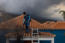 화산재에 덮힌 마을..jpg - 엽기사진실 - 이종격투기 화산재에 덮힌 마을..jpg