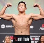 계체 통과한 UFC 정다운.gif - 엽기사진실 - 이종격투기 계체 통과한 UFC 정다운.gif