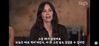 더쿠 - 10년동안 점심을 같이 먹었다는 프렌즈 레이첼,모니카,피비 . jpg