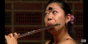 공연도중에 나비가 날라오더니 얼굴에 앉음;; - 막이슈 - 쭉빵카페 공연도중에 나비가 날라오더니 얼굴에 앉음;;