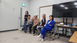 25. 피어라 숯가마 연습중 - 공연 연습 사진 - 신중년 극단 시나브로 25. 피어라 숯가마 연습중