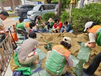 ＜고강본동 자율방재단 소식＞ 여름철 우기 대비 모래주머니 제작 및 빗물받이 배수로 정비 작업 - 고리울마을신문 - 고리울신문 ＜고강본동... 