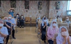 어린이들이 흰돌실버타운에 계신 어르신들을 위해 공연 - - - - - 예수님방 - - - - - ♬미리내 소리사랑♬ 어린이들이 흰돌실버타운에 계신... 