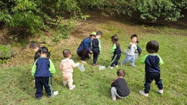 가을하늘 처럼 푸른 아지양지반♡ - 👉양지꽃반 1반 (만0세) - 육영 숲 어린이집 가을하늘 처럼 푸른 아지양지반♡