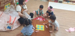 퍼포먼스(아기돼지 삼형제)&놀이음악(내 얼굴모양) - 👉양지꽃반 2반 (만1세) - 육영 숲 어린이집 퍼포먼스(아기돼지 삼형제)&놀이음악(내 얼굴모양)